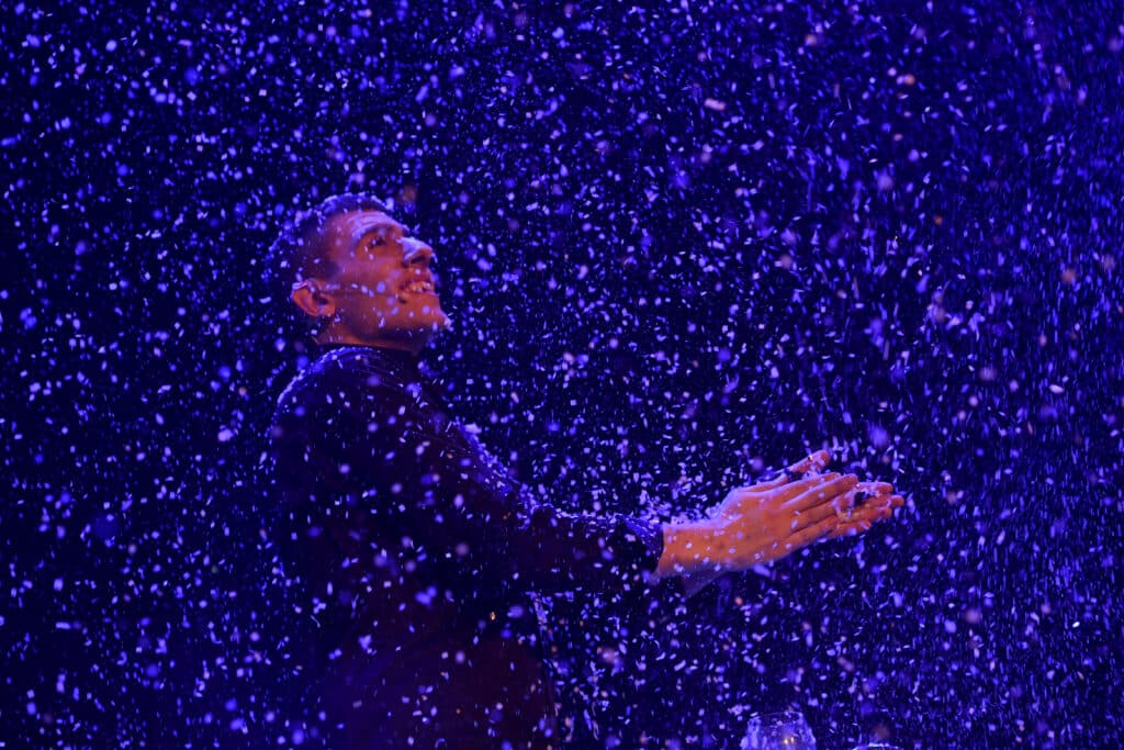 Gianfranco sous les confettis de son spectacle