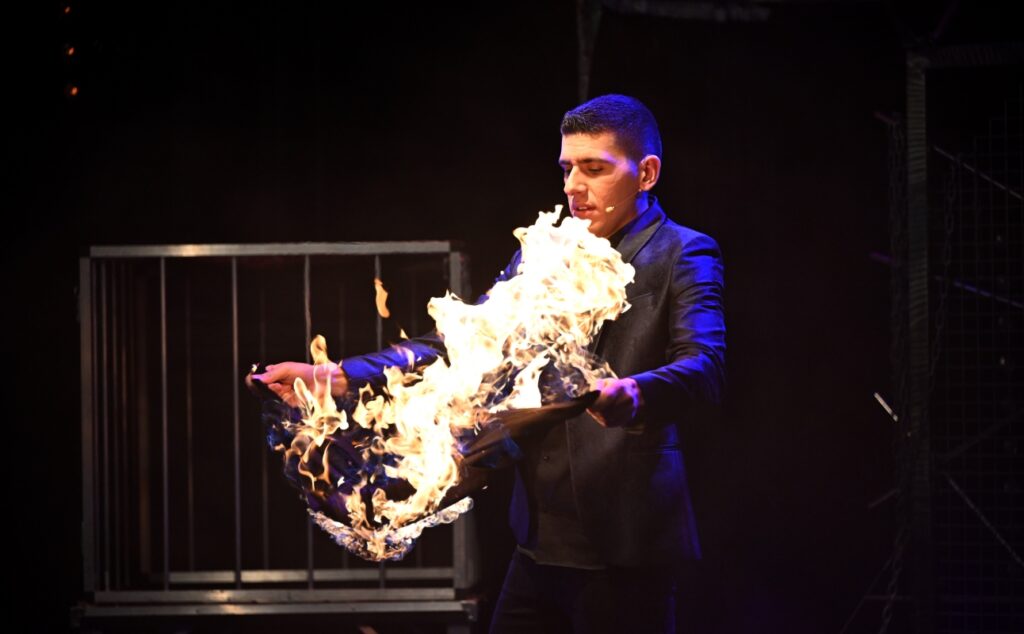 Gianfranco manipulant une flamme à main nue.