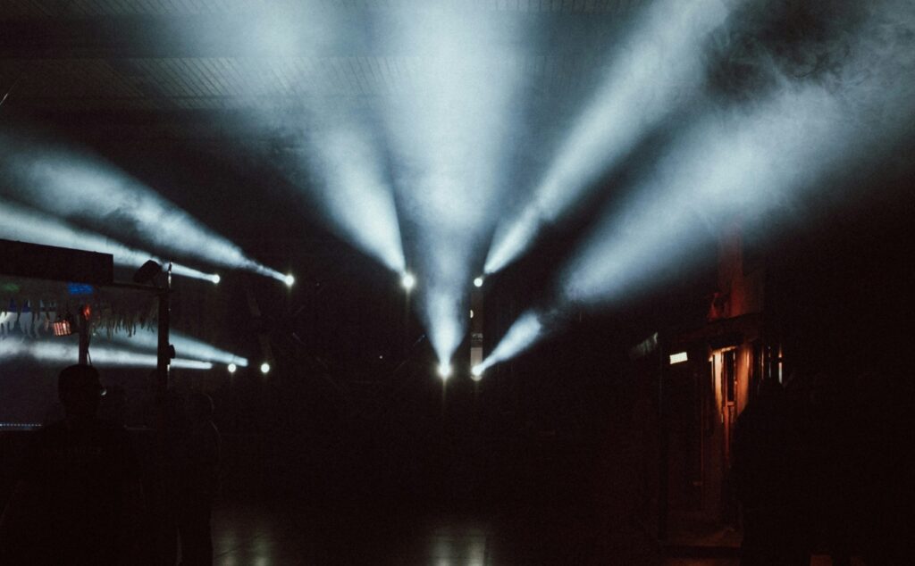 Projecteurs illuminant la salle