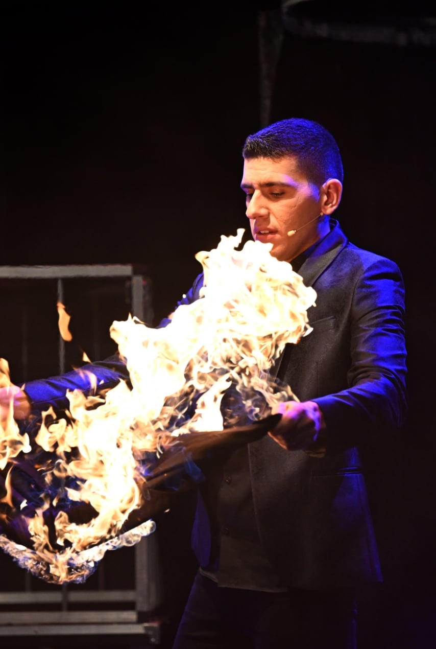Gianfranco élaborant un tour de magie en manipulant du feu à mains nues.